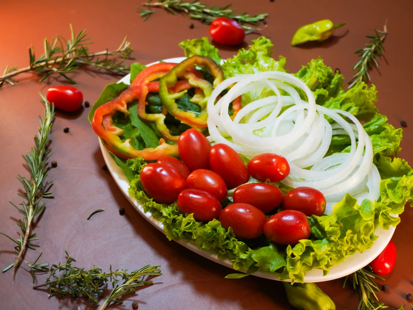 Salada verde com alface, tomate-cereja, cebola e pimentão em rodelas